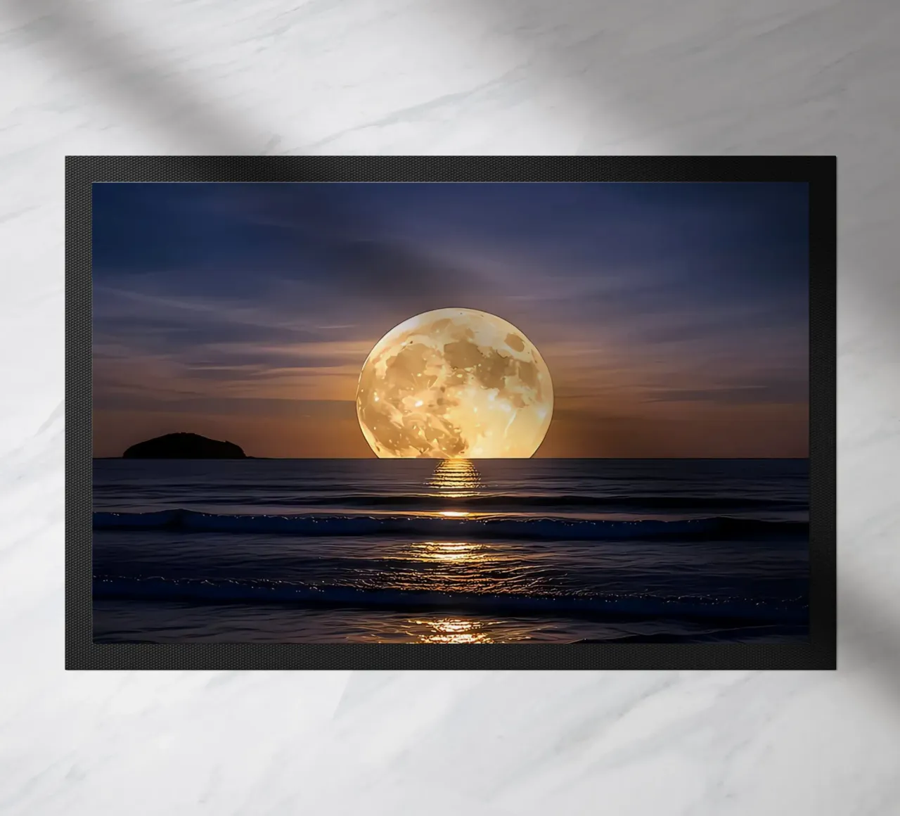 Luna piena sull'oceano di notte zerbino da ShopByHaru