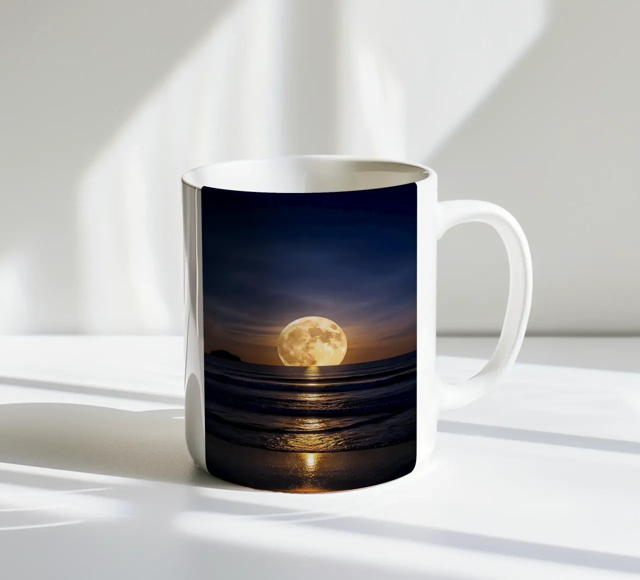 Luna piena sull'oceano di notte tazza in ceramica da ShopByHaru