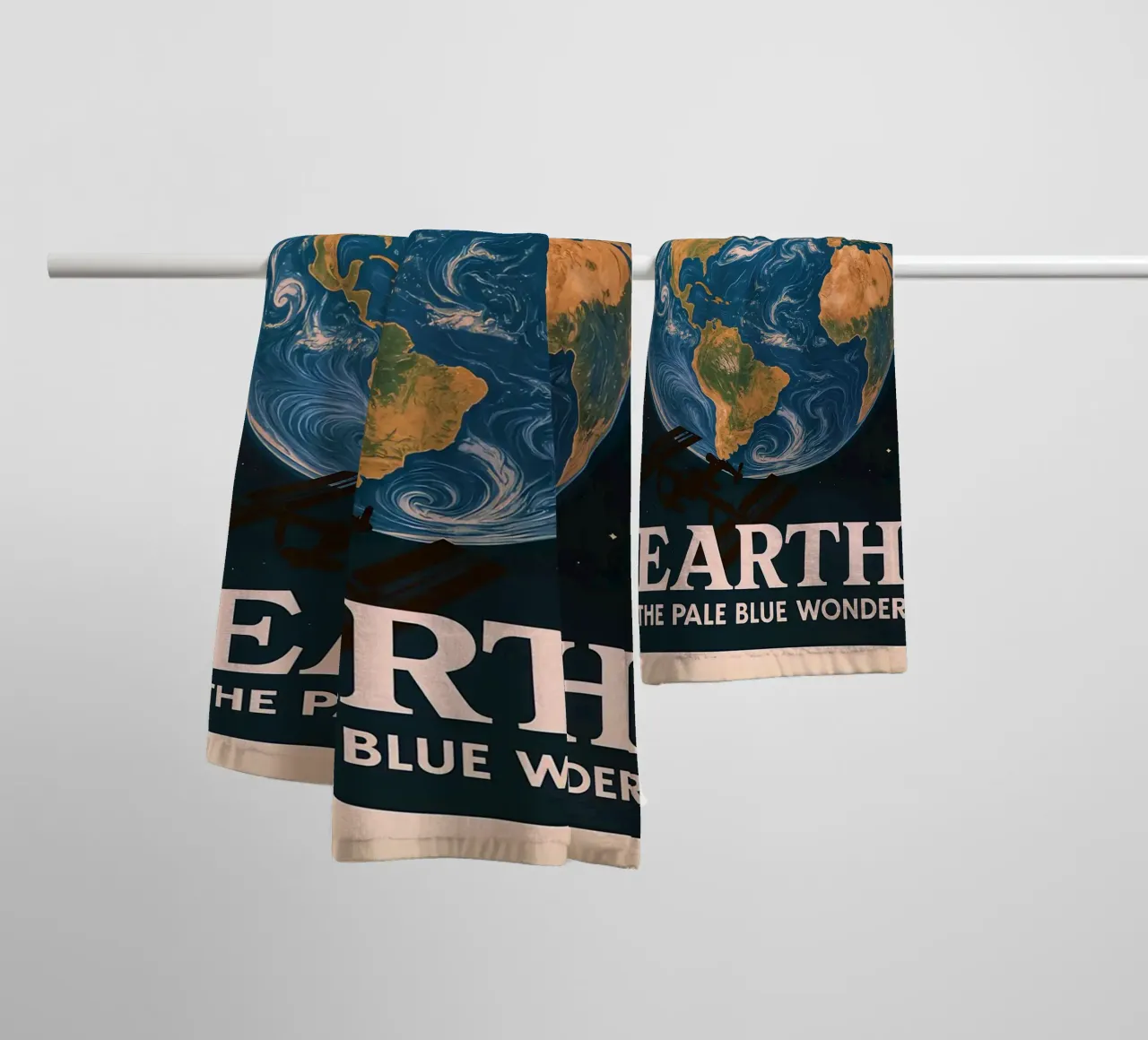 Erde_ Das blassblaue Wunder Handtuch von ShopByHaru