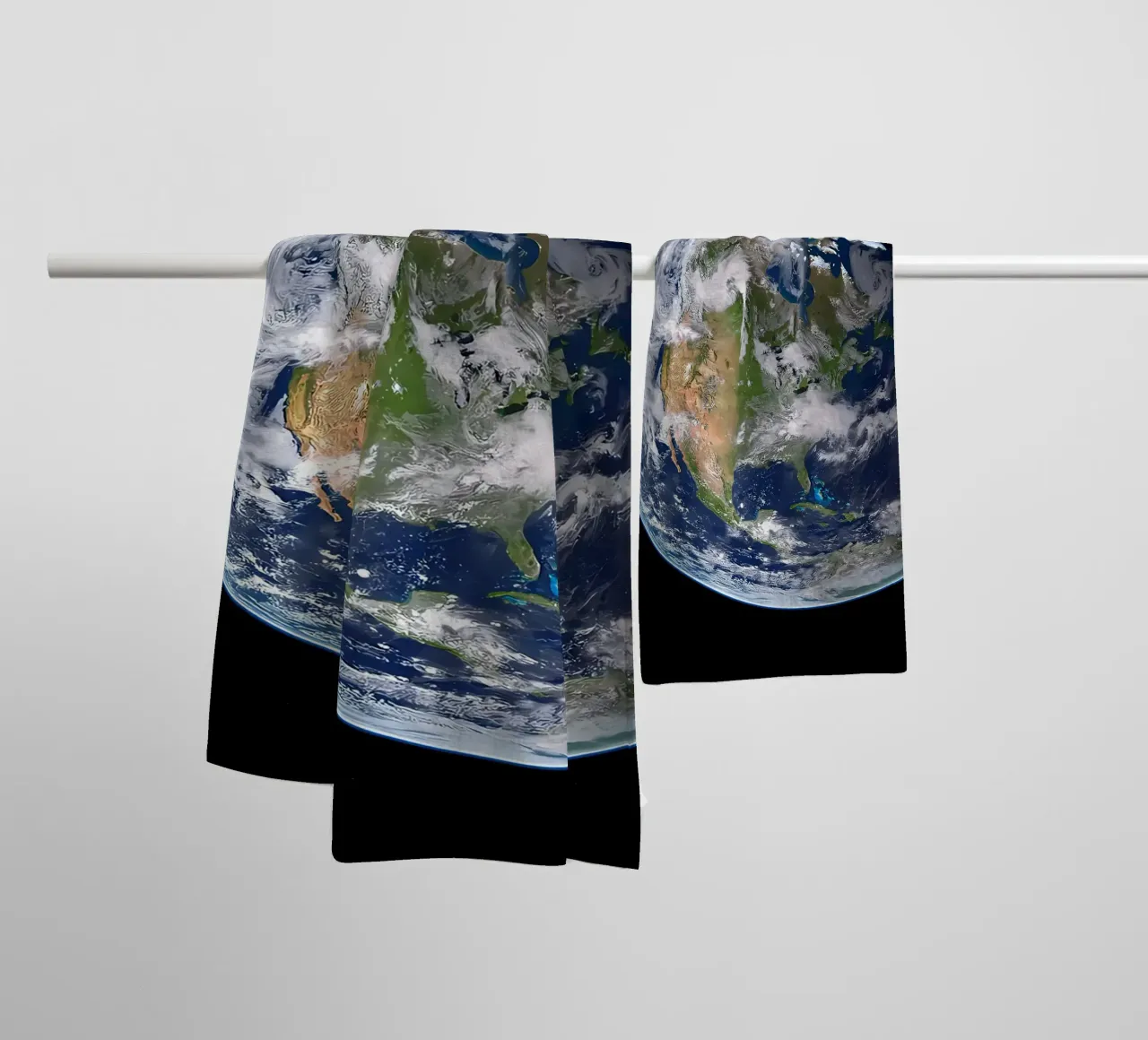 Vue de l'univers de la Terre serviette de bain de ShopByHaru