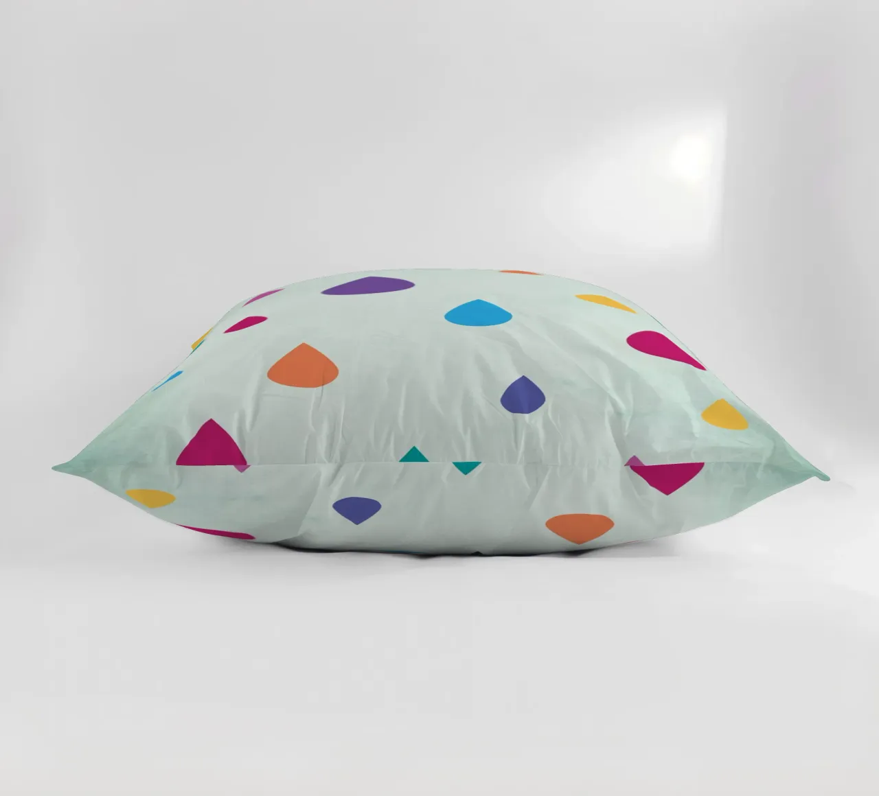 Gocce di pioggia arcobaleno cuscino da Kim Hubball Studio