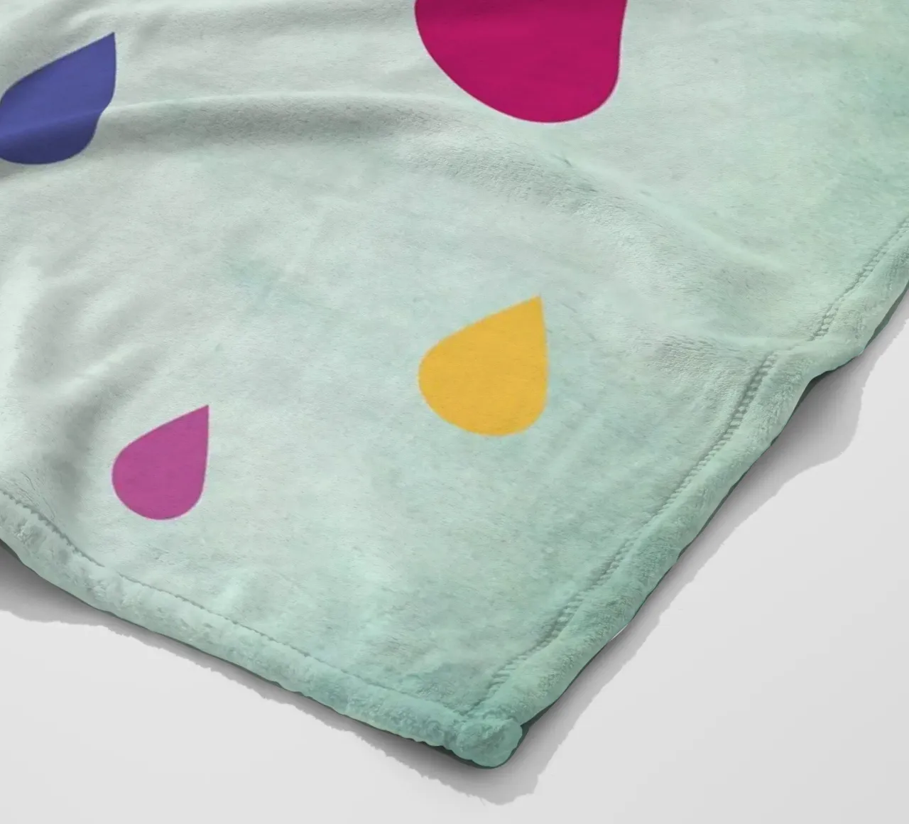 Gocce di pioggia arcobaleno coperta in pile da Kim Hubball Studio