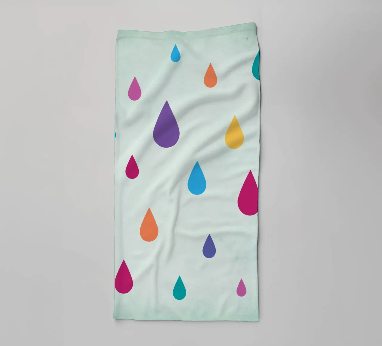 Gocce di pioggia arcobaleno asciugamano da bagno da Kim Hubball Studio