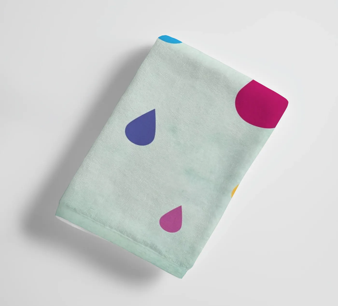 Regenboog regendruppels badhanddoek van Kim Hubball Studio