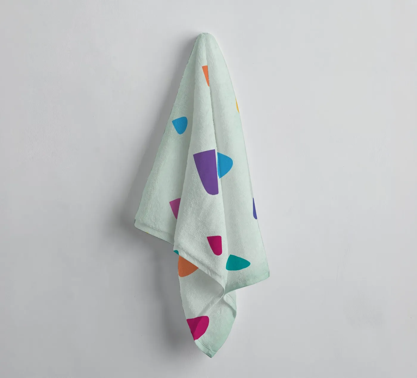 Regenboog regendruppels badhanddoek van Kim Hubball Studio