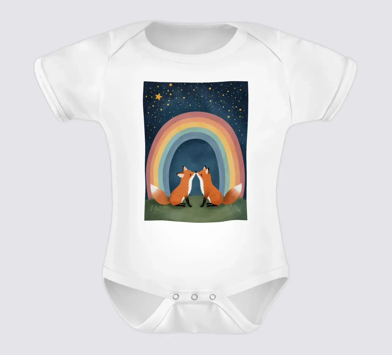 Niedliche liebende Füchse unter dem Regenbogen mit Sternen Kurzarm Babybody von DesignDoodle