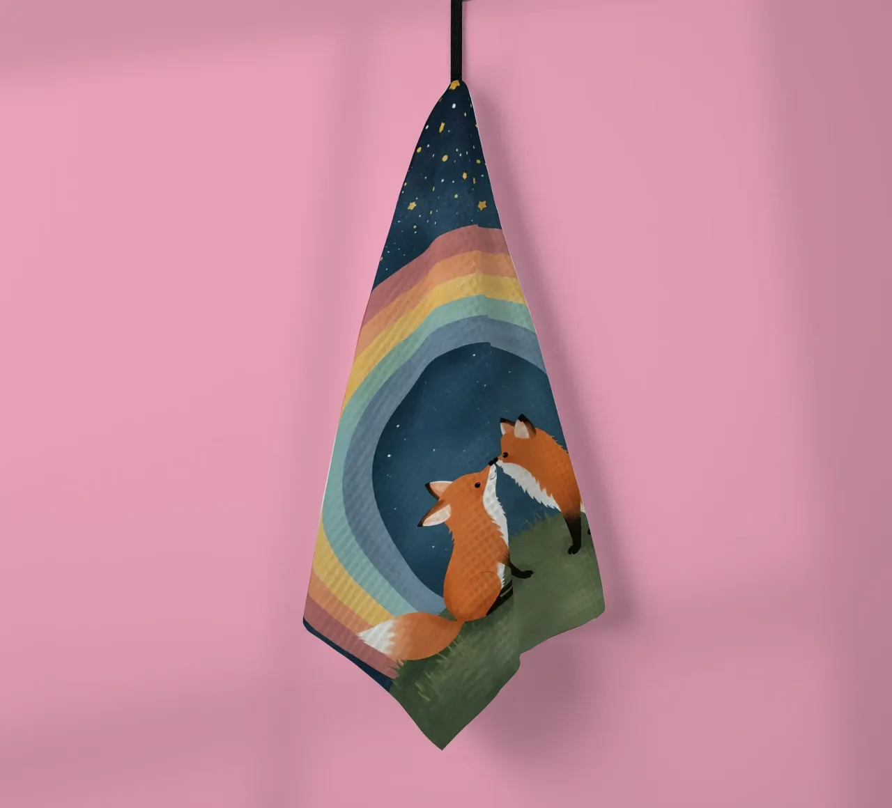 Niedliche liebende Füchse unter dem Regenbogen mit Sternen Geschirrtuch von DesignDoodle