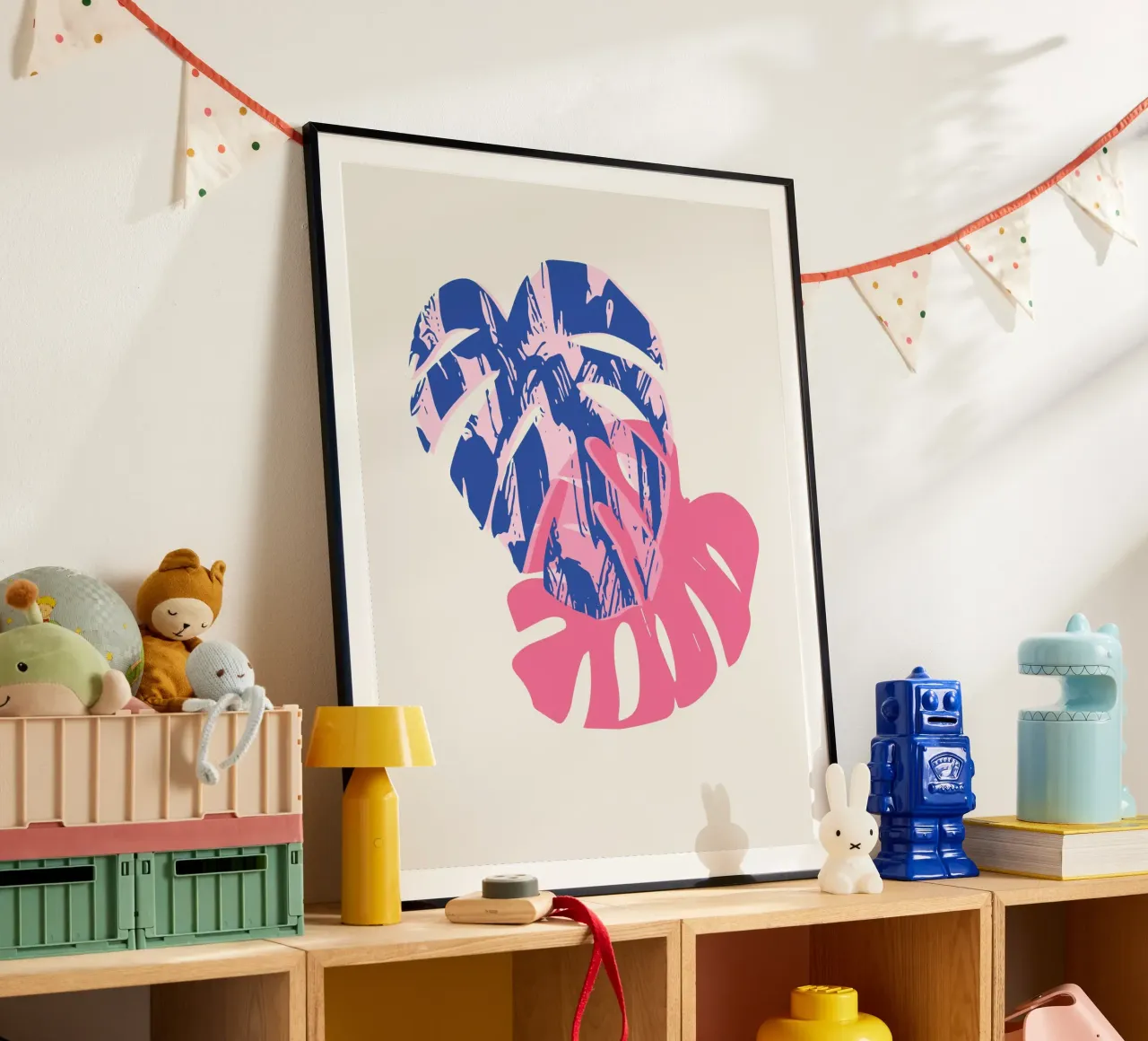 Foglia di Monstera poster con telaio in plastica da Kim Hubball Studio
