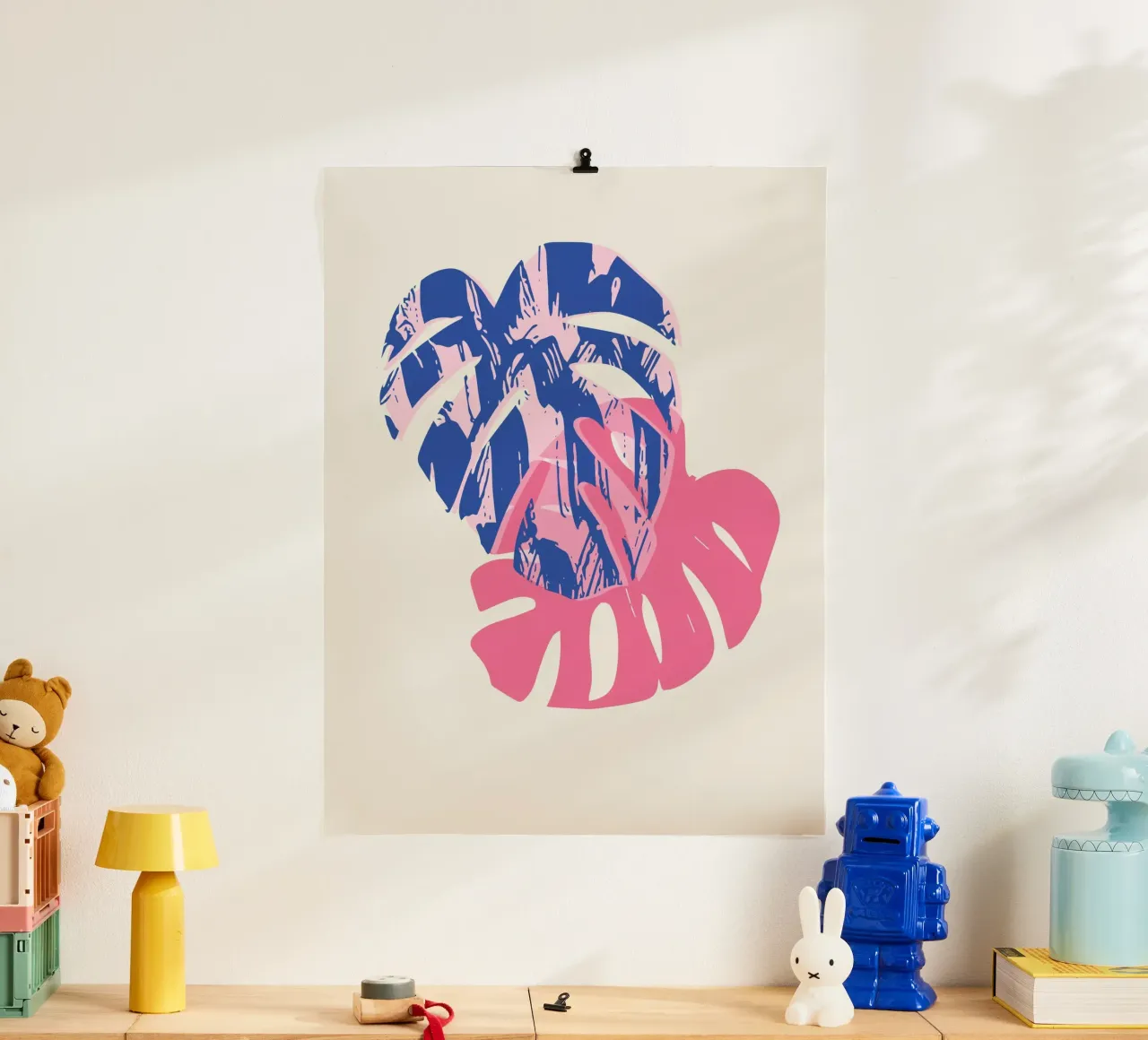 Foglia di Monstera poster con telaio in plastica da Kim Hubball Studio