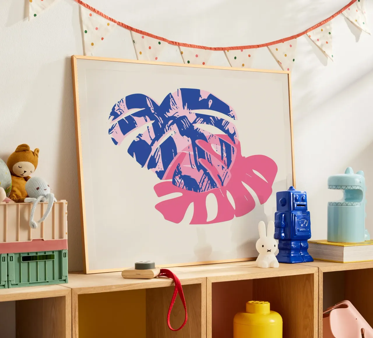 Foglia di Monstera poster con telaio in plastica da Kim Hubball Studio