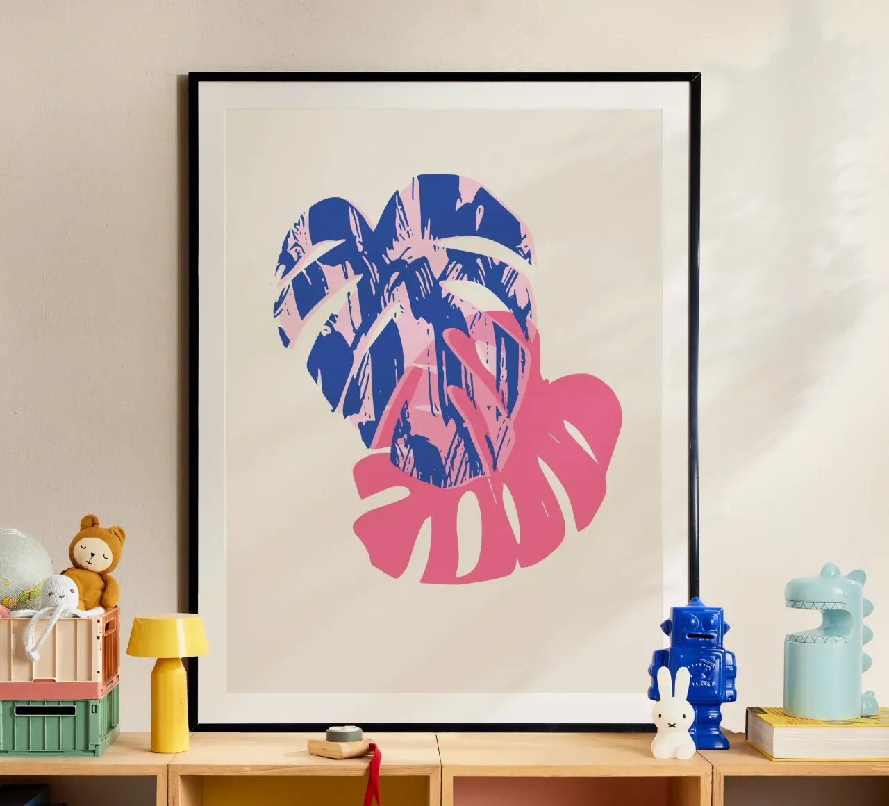 Foglia di Monstera poster con telaio in plastica da Kim Hubball Studio