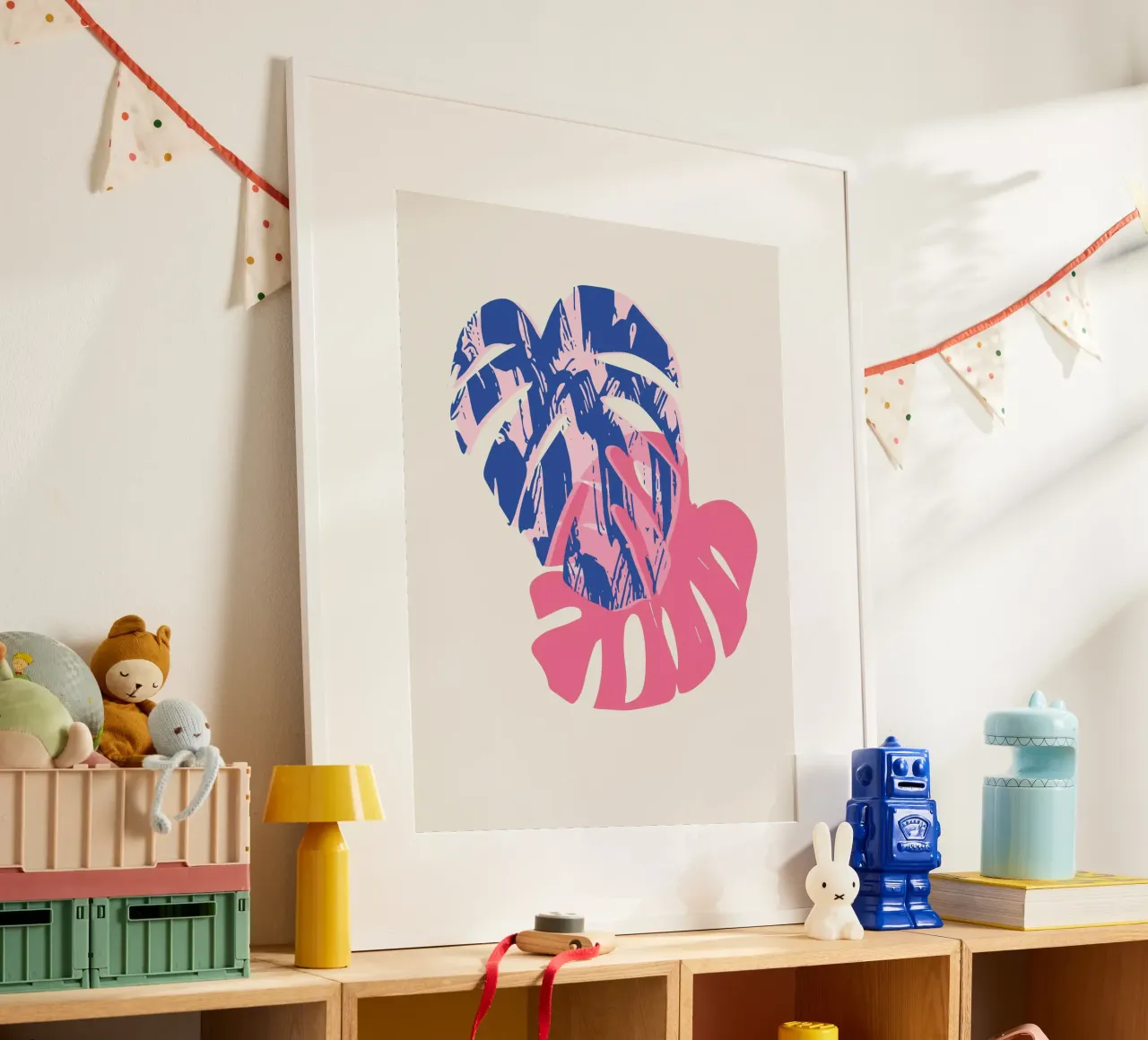 Foglia di Monstera poster con telaio in plastica da Kim Hubball Studio