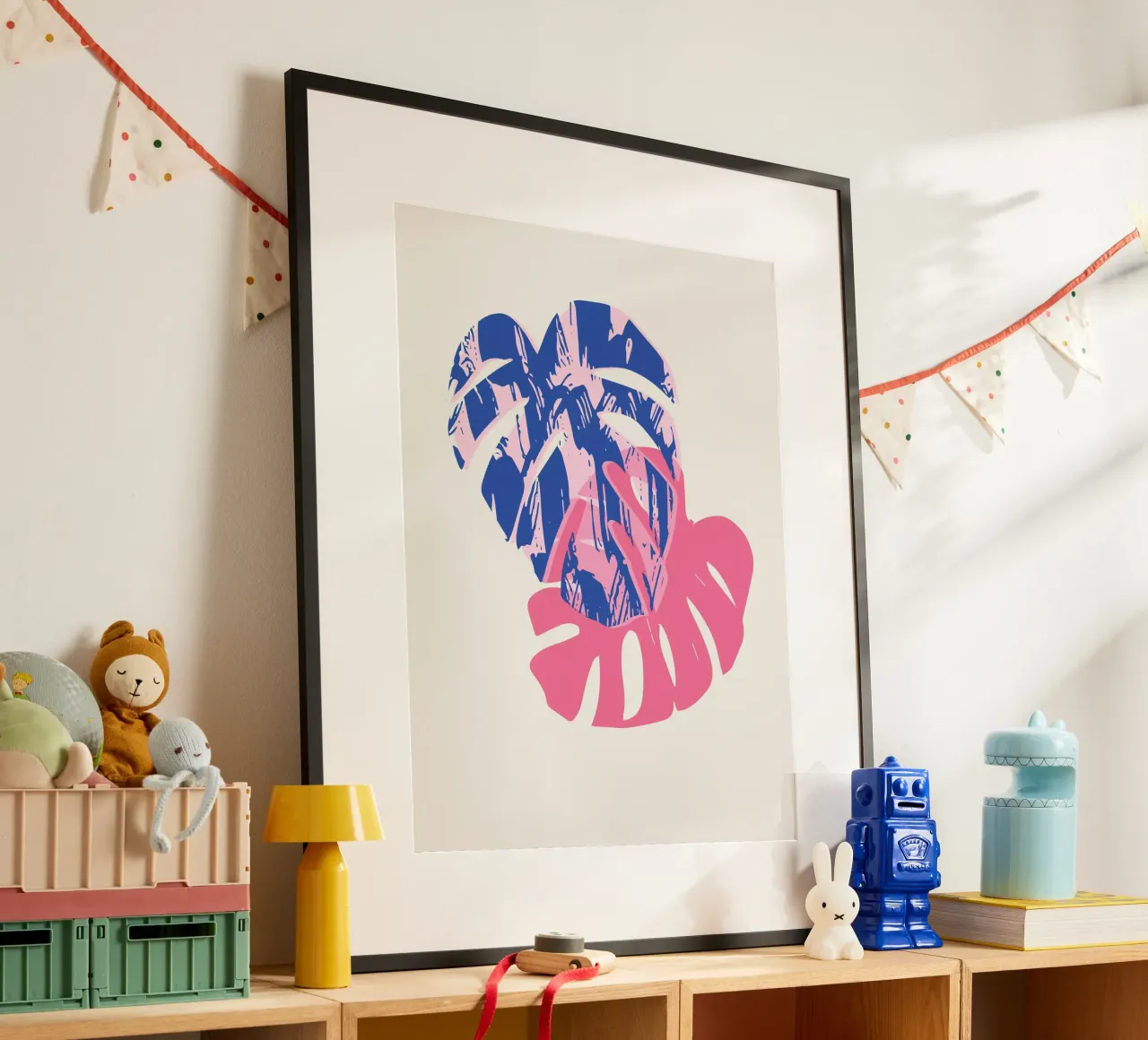 Foglia di Monstera poster con telaio in plastica da Kim Hubball Studio
