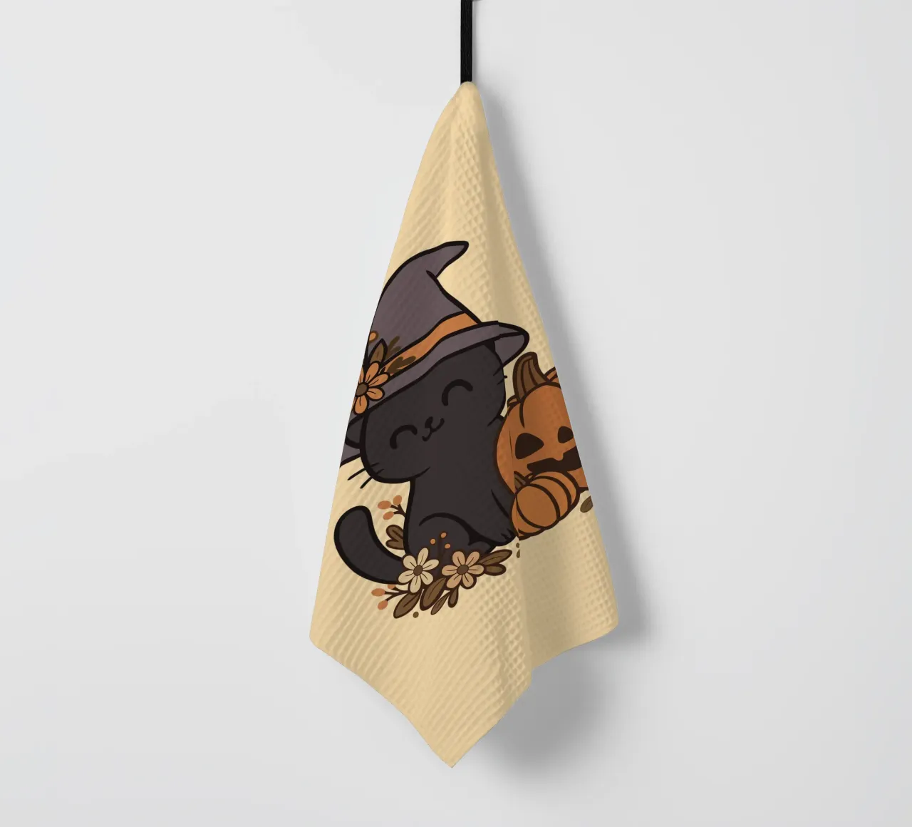 Niedliche schwarze Katze Hexe mit Kürbis - Herbst Kawaii Halloween Geschirrtuch von Kiroiharu