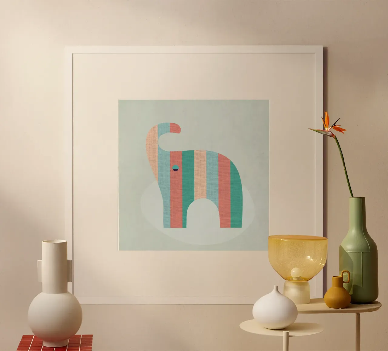 Simpatico elefante a strisce poster con telaio in plastica da Kim Hubball Studio