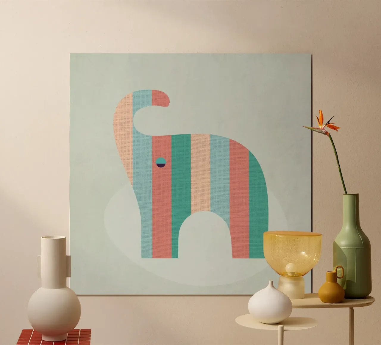 Simpatico elefante a strisce poster con telaio in plastica da Kim Hubball Studio