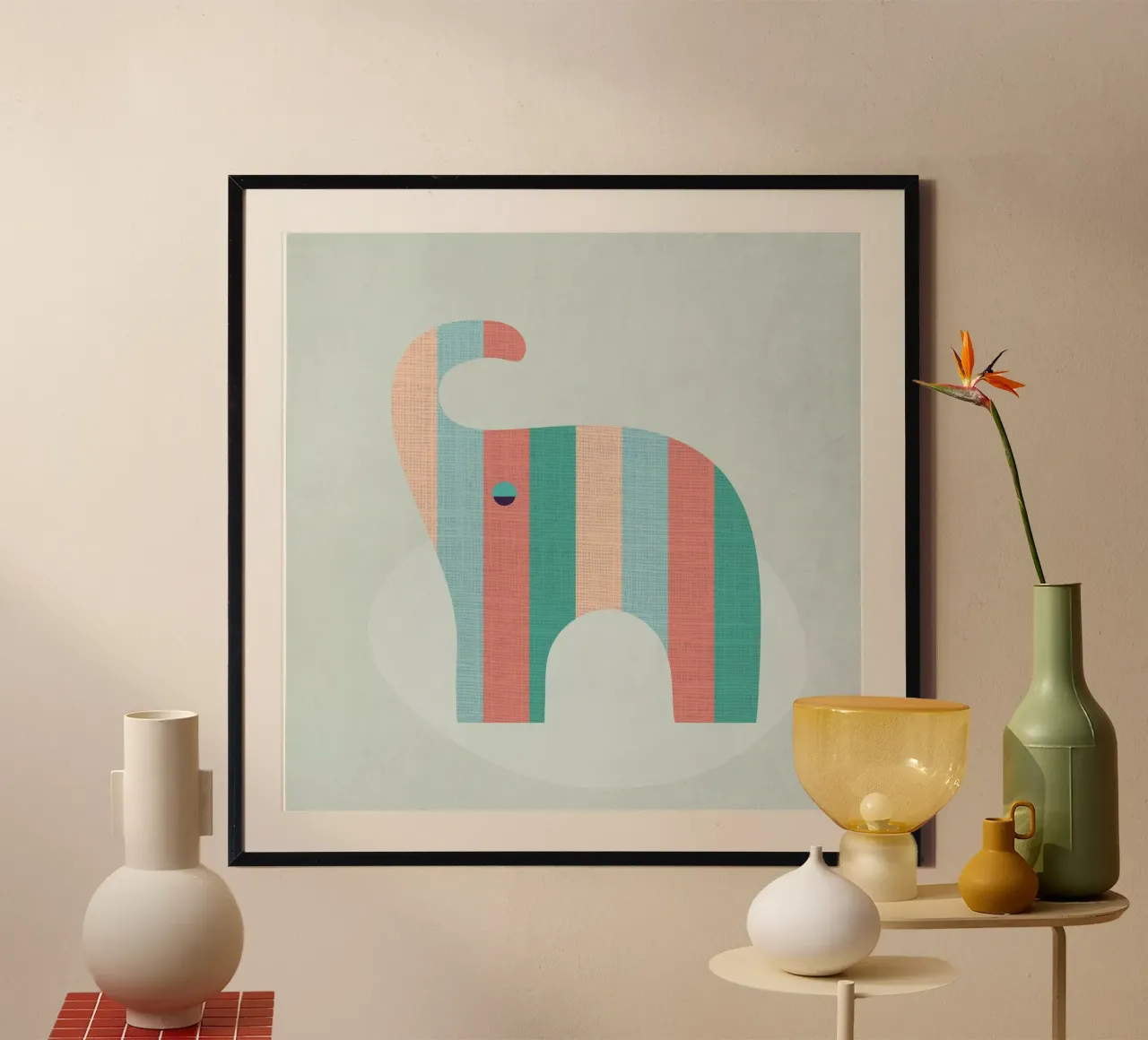 Simpatico elefante a strisce poster con telaio in plastica da Kim Hubball Studio