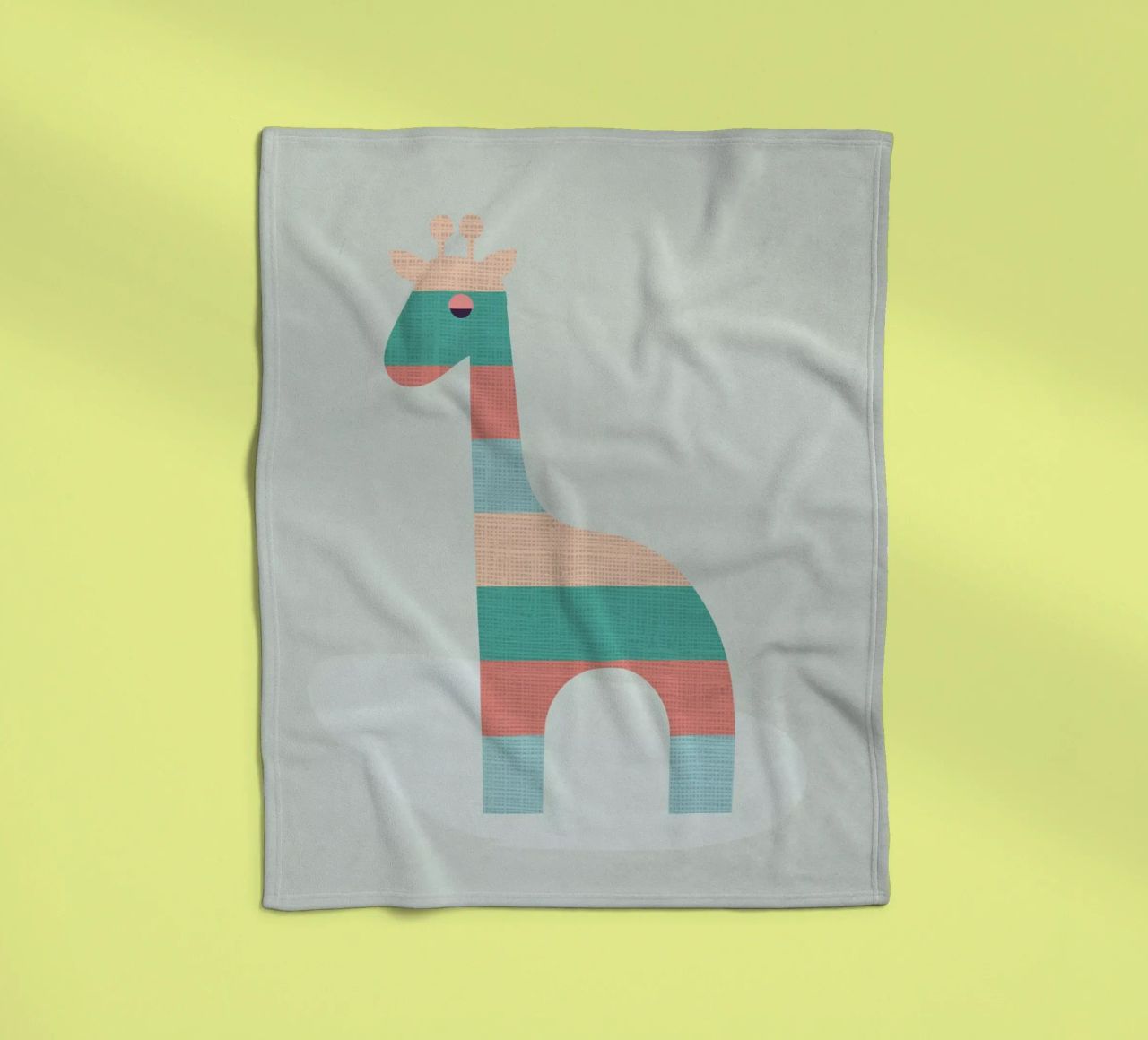 Simpatica giraffa a strisce coperta in pile da Kim Hubball Studio