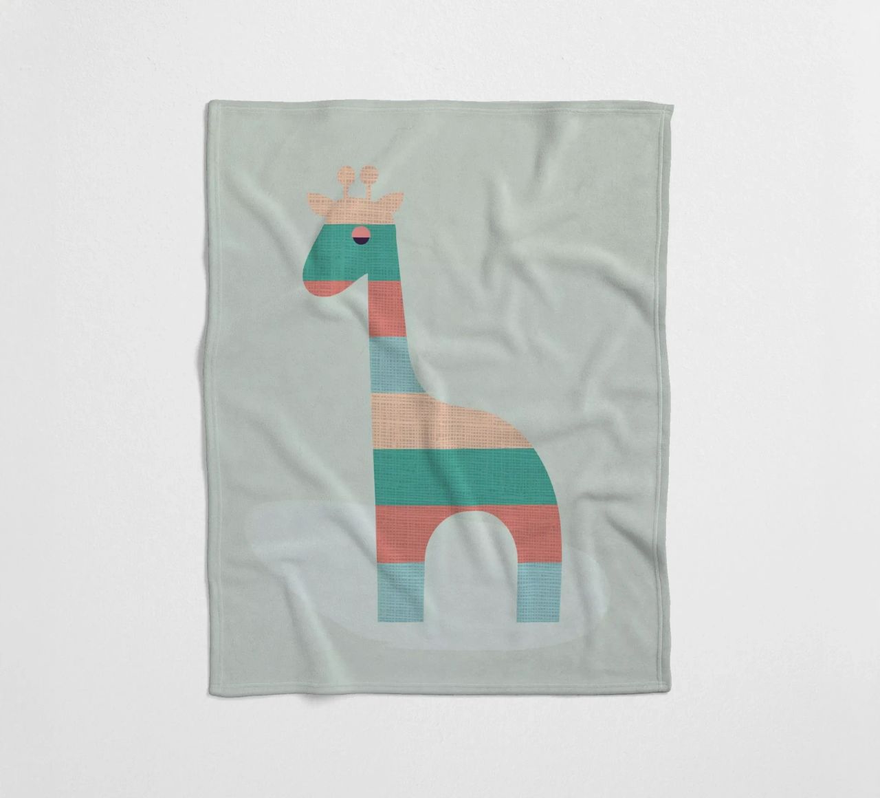 Simpatica giraffa a strisce coperta in pile da Kim Hubball Studio