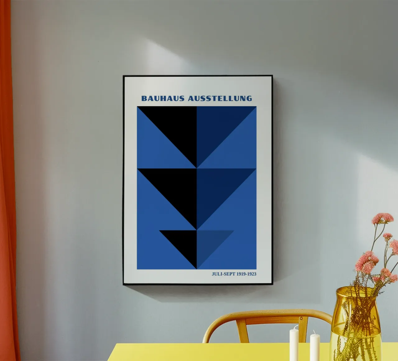 Composizione astratta Bauhaus - Triangoli blu cobalto e neri plexiglass da Grungeo