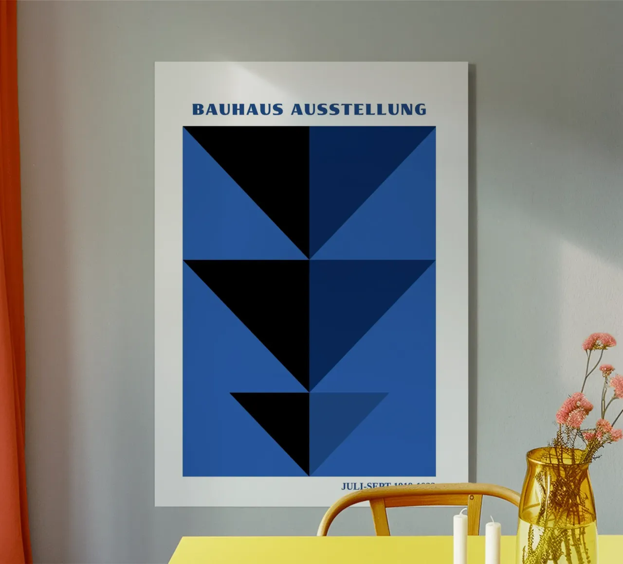 Composizione astratta Bauhaus - Triangoli blu cobalto e neri plexiglass da Grungeo