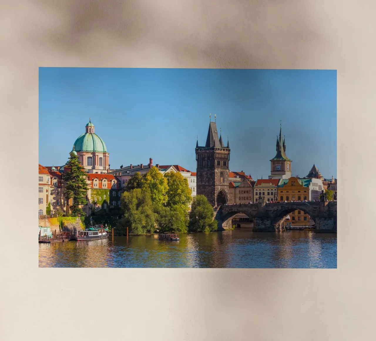 PRAG 05 pellicola backlit da Tom Uhlenberg