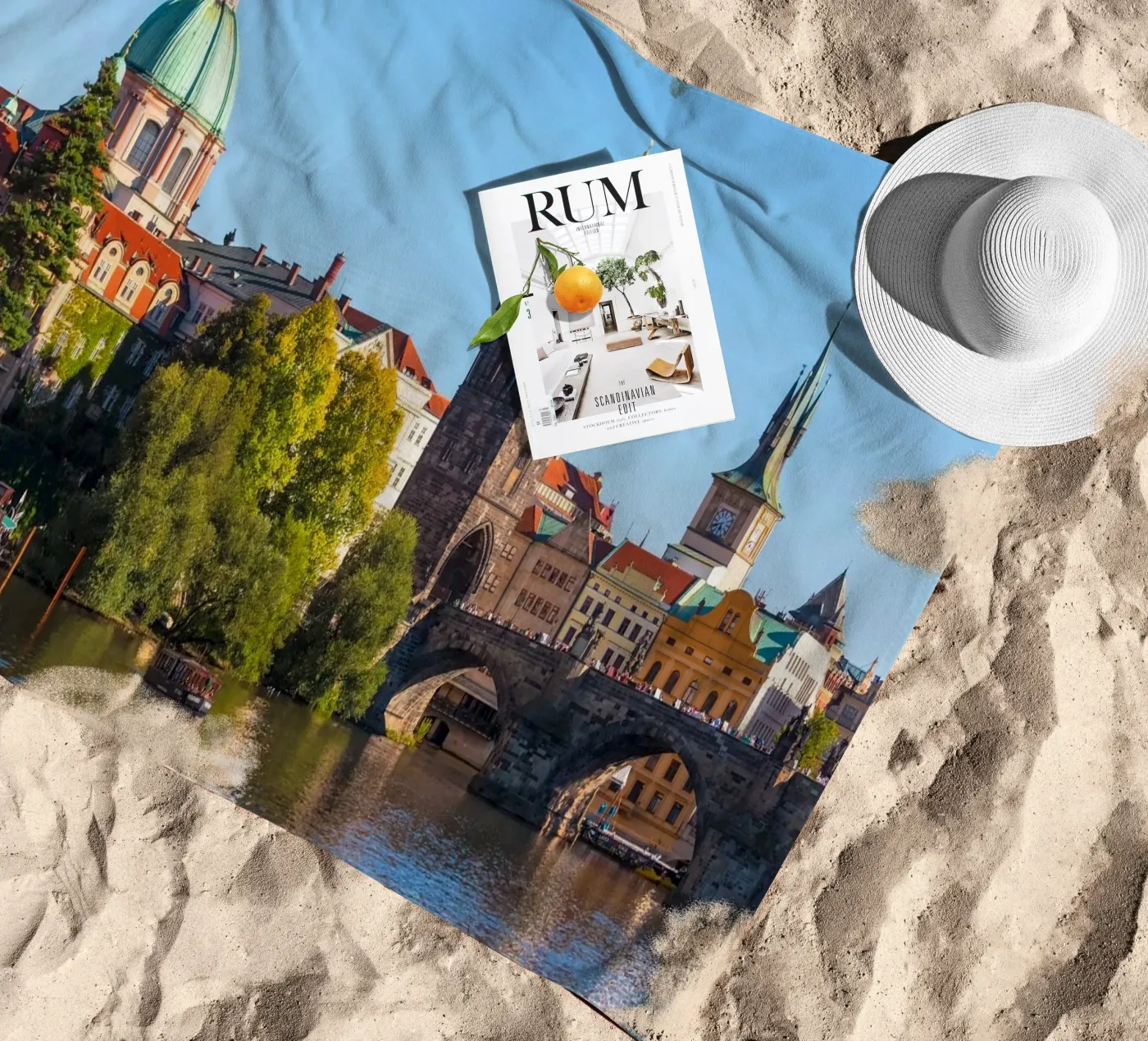 PRAG 05 strandhanddoek van Tom Uhlenberg