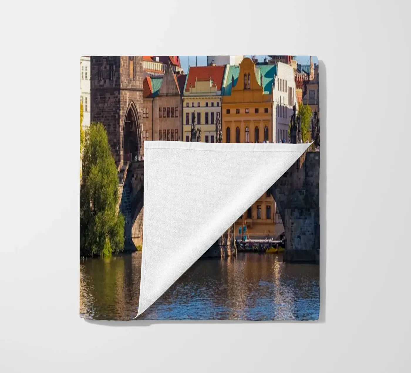 PRAG 05 strandhanddoek van Tom Uhlenberg