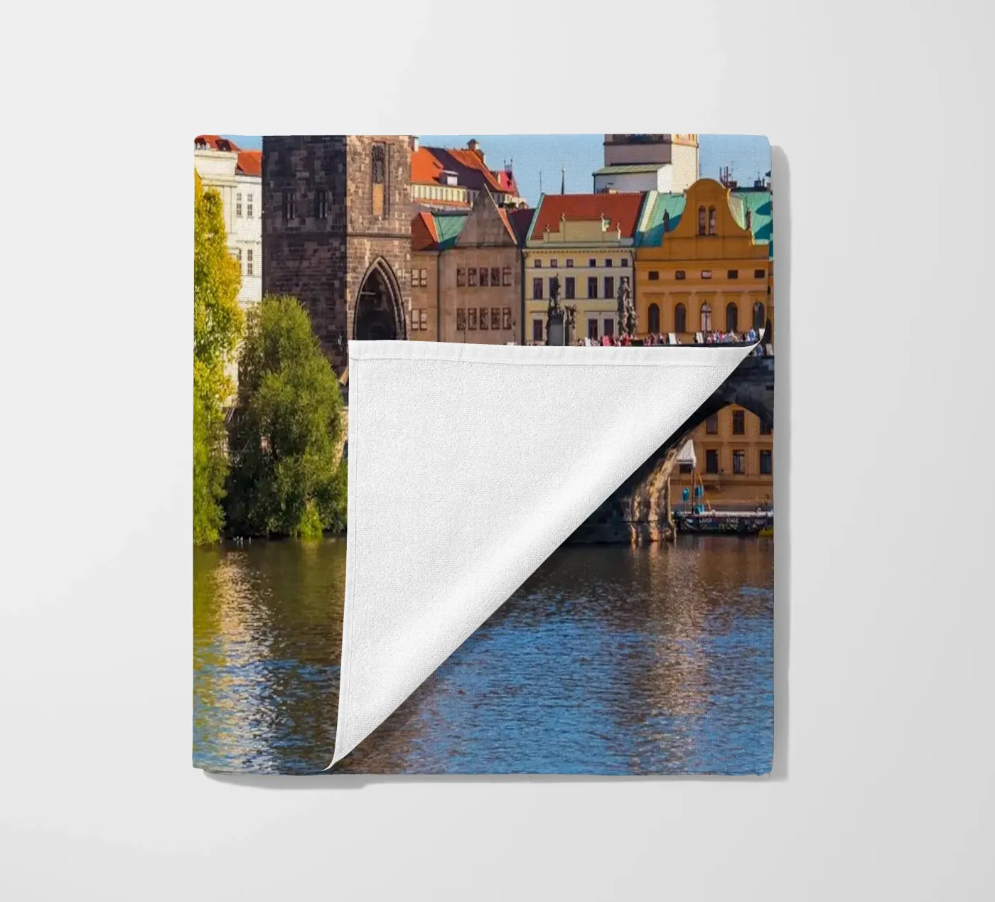 PRAG 05 strandhanddoek van Tom Uhlenberg