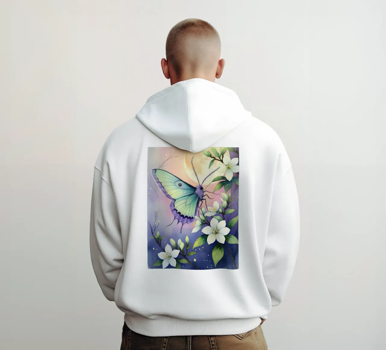 Pittura digitale di farfalla e fiori di gelsomino bianchi felpa con cappuccio da Bloom And Brush