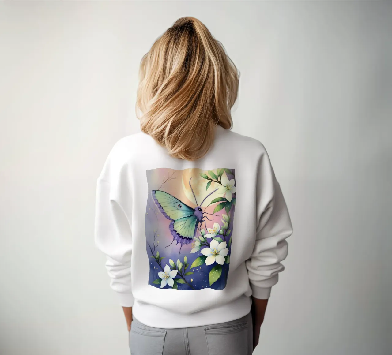 Pittura digitale di farfalla e fiori di gelsomino bianchi felpa da Bloom And Brush
