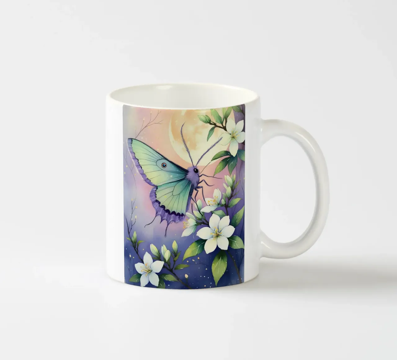 Pittura digitale di farfalla e fiori di gelsomino bianchi tazza in ceramica da Bloom And Brush