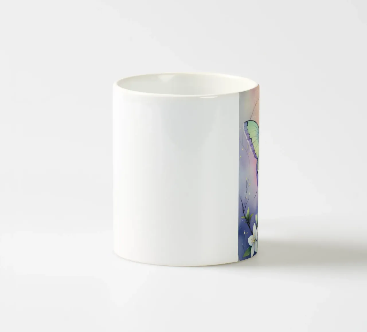 Pittura digitale di farfalla e fiori di gelsomino bianchi tazza in ceramica da Bloom And Brush