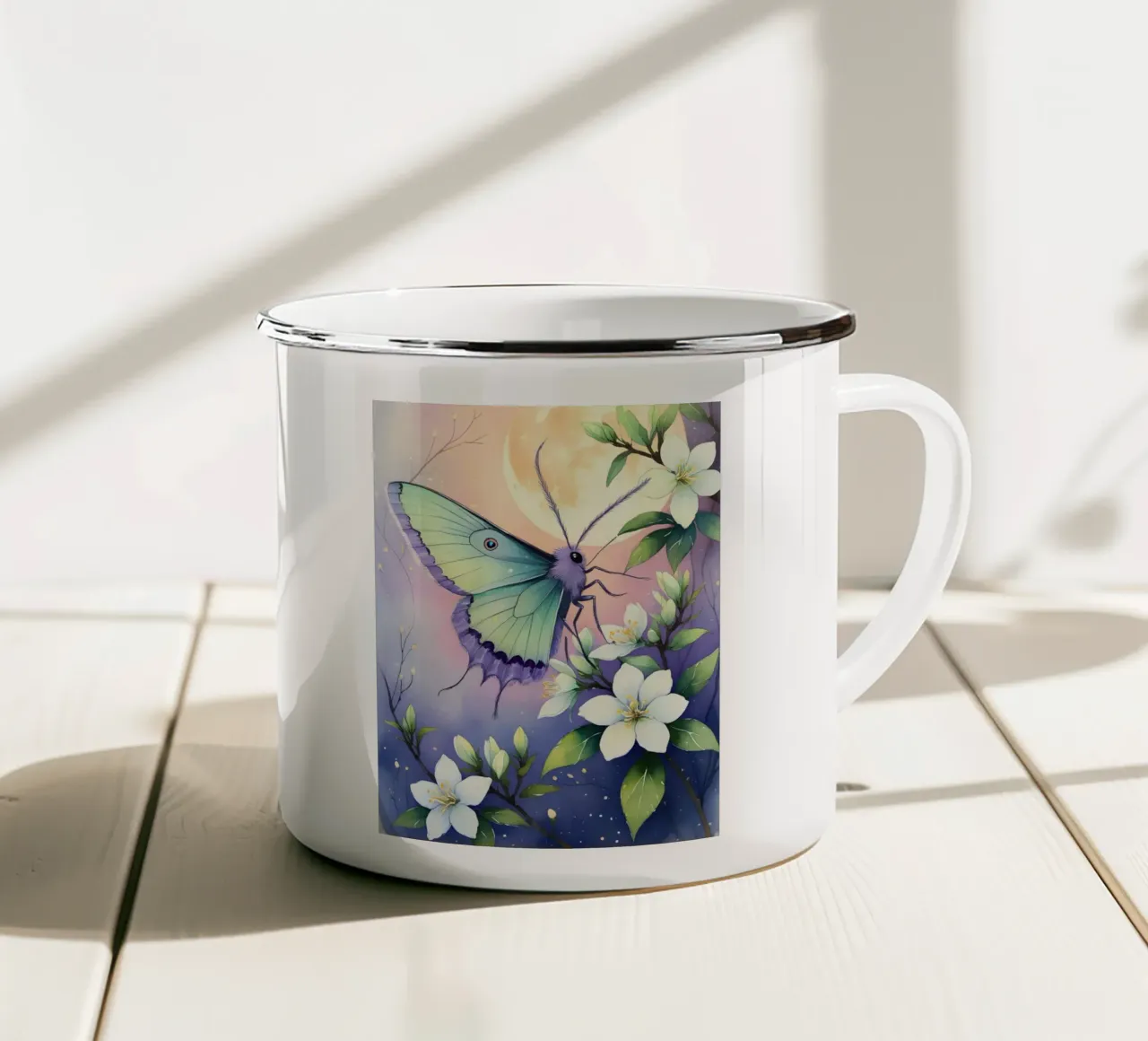 Pittura digitale di farfalla e fiori di gelsomino bianchi tazza in smalto da Bloom And Brush