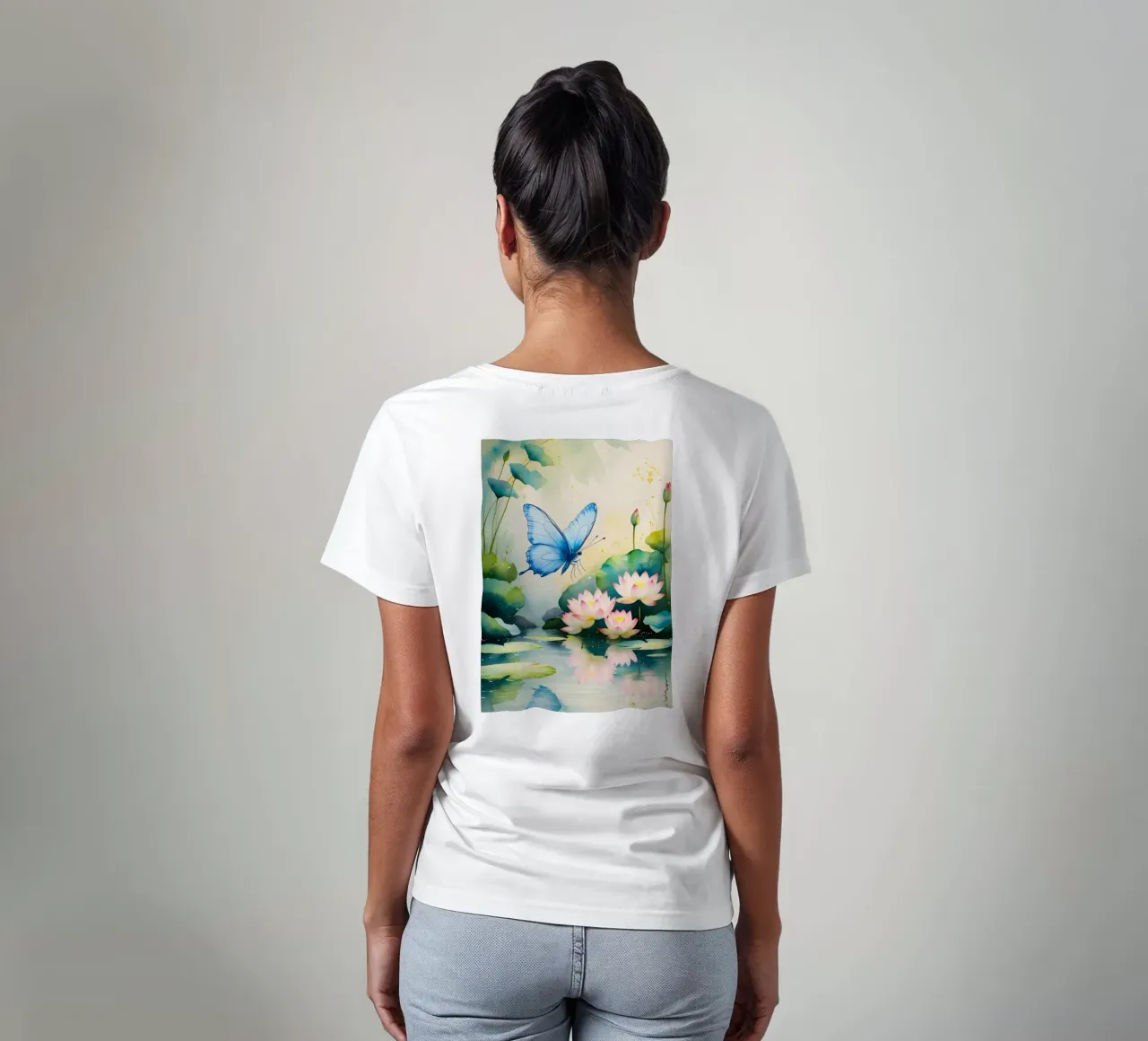 Pittura digitale di farfalla e ninfee rosa t-shirt da Bloom And Brush