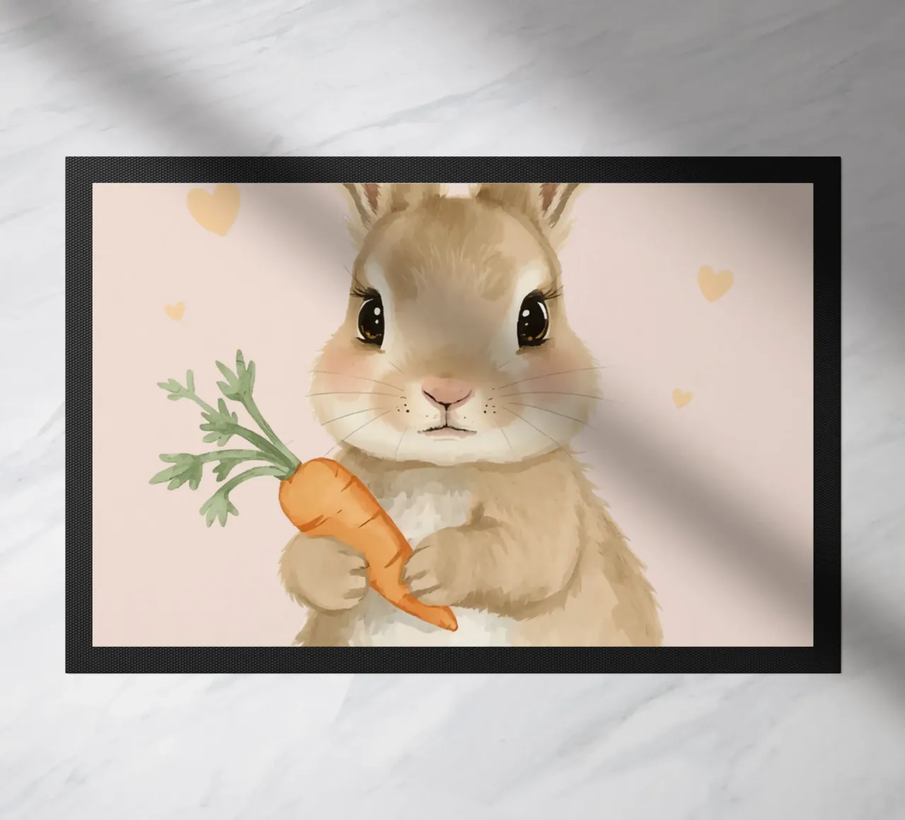 Coniglio carino con in mano una carota zerbino da DesignDoodle
