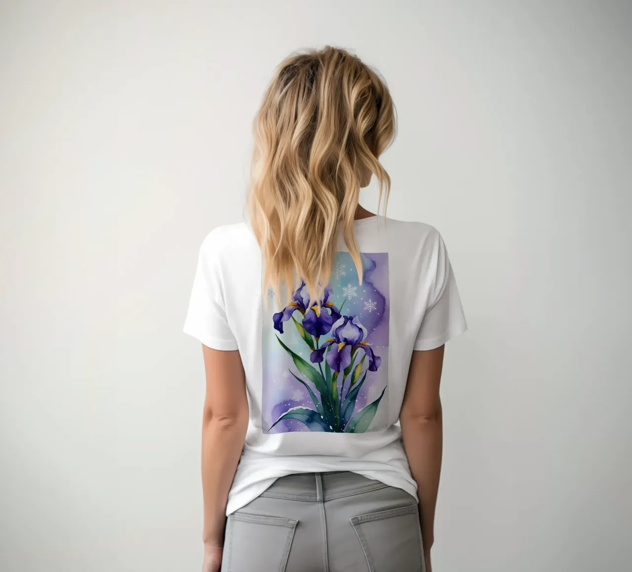 Pittura digitale di fiori di iris viola e fiocchi di neve t-shirt da Bloom And Brush