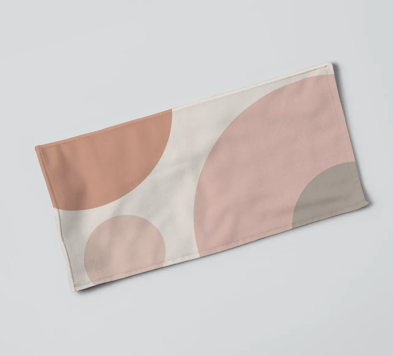 Forme geometriche astratte di cerchi in pastello asciugamano da bagno da DesignDoodle