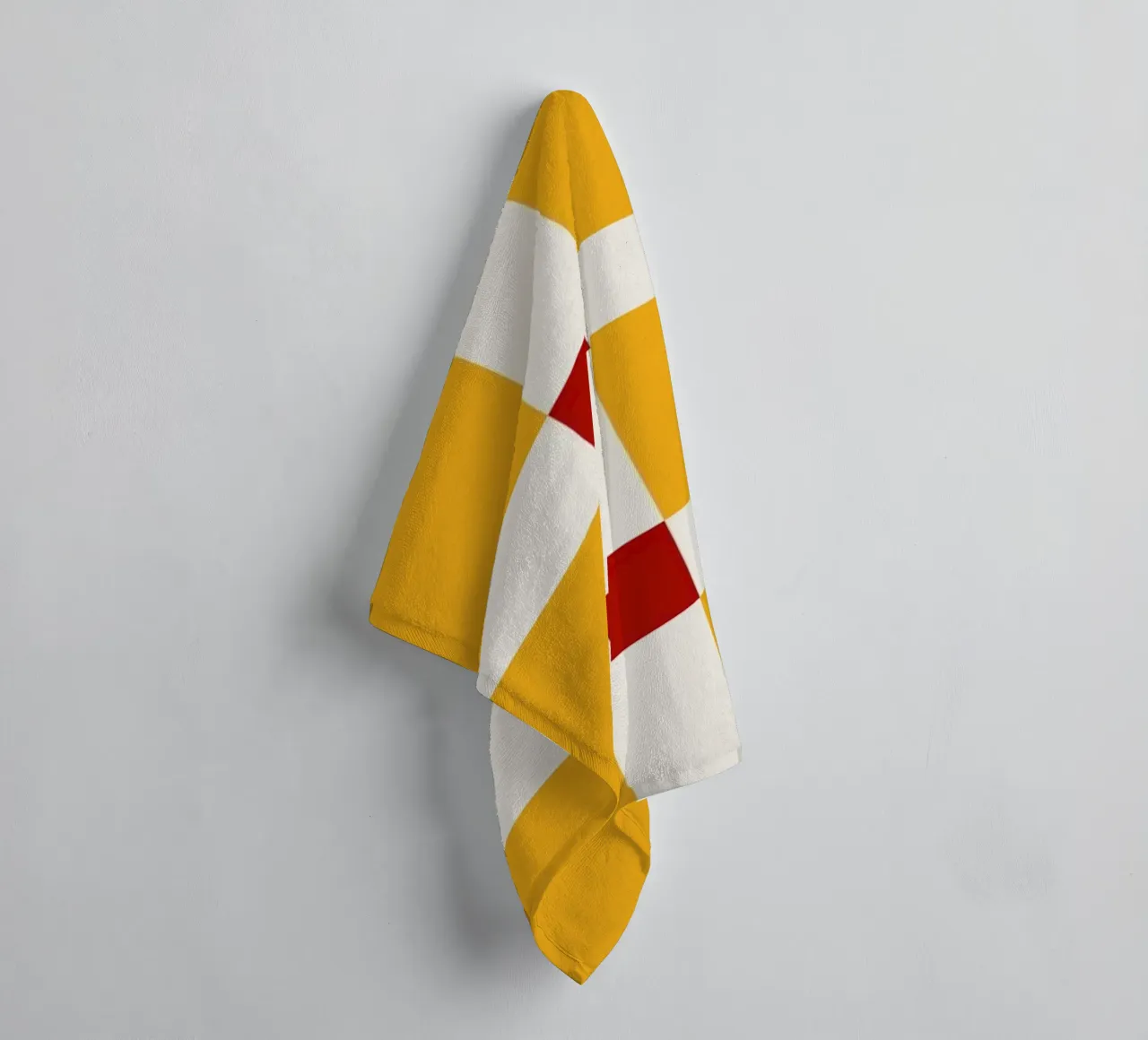 Mid Century Checks Yellow Red asciugamano da bagno da TijanaArtStudio88