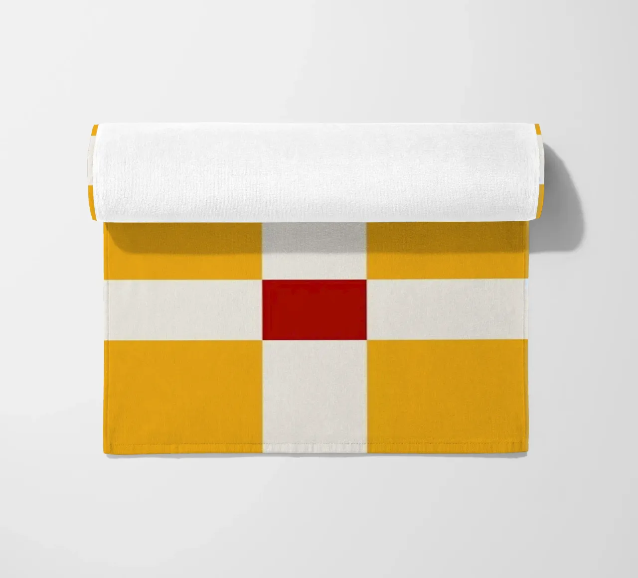 Mid Century Checks Yellow Red telo mare da TijanaArtStudio88
