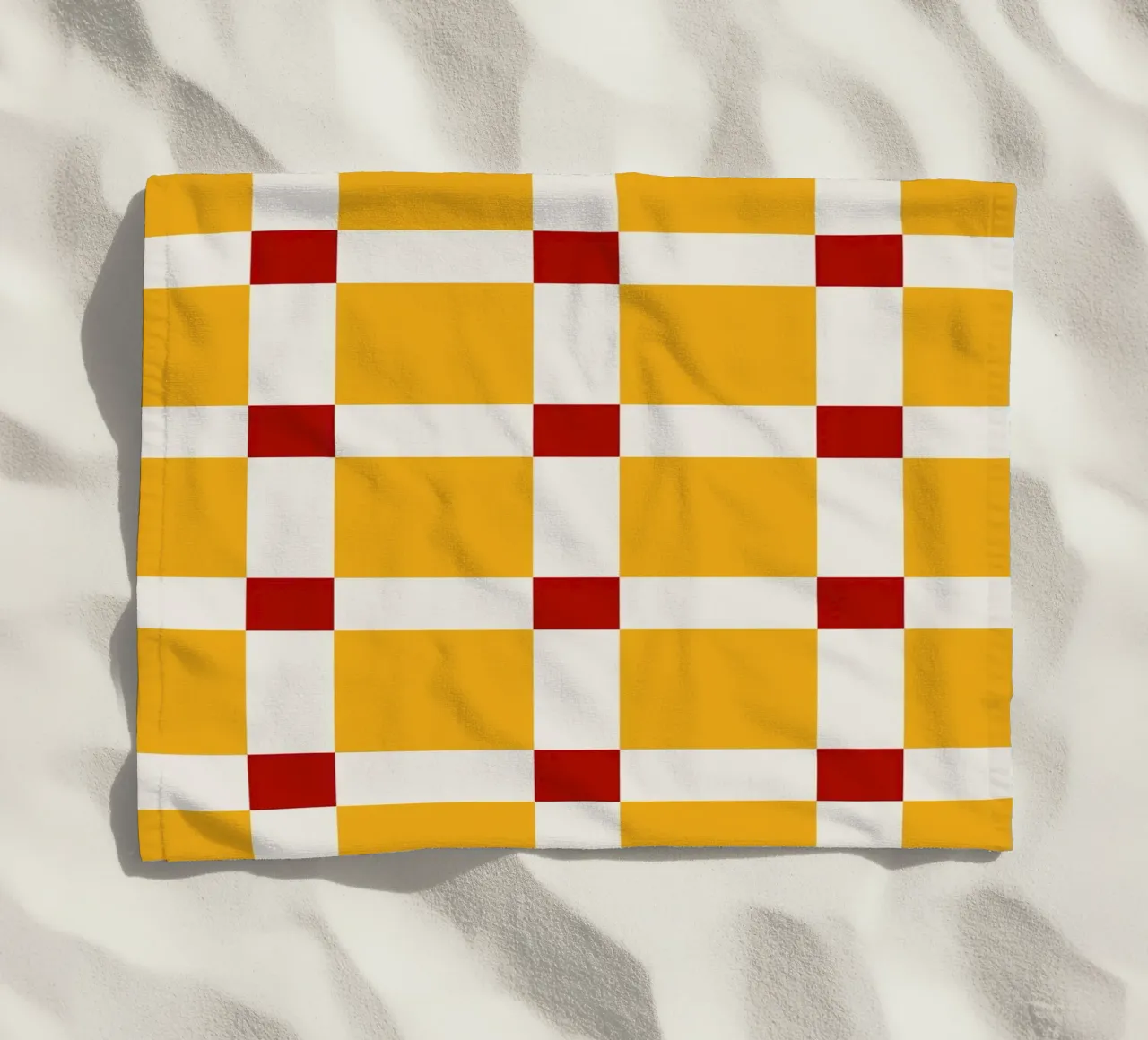 Mid Century Checks Yellow Red telo mare da TijanaArtStudio88
