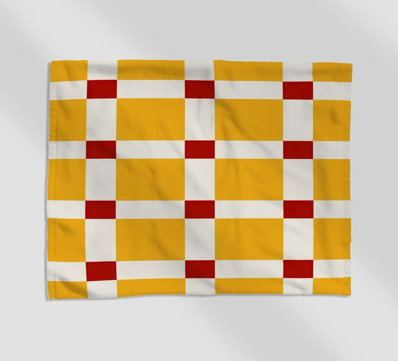 Mid Century Checks Yellow Red telo mare da TijanaArtStudio88