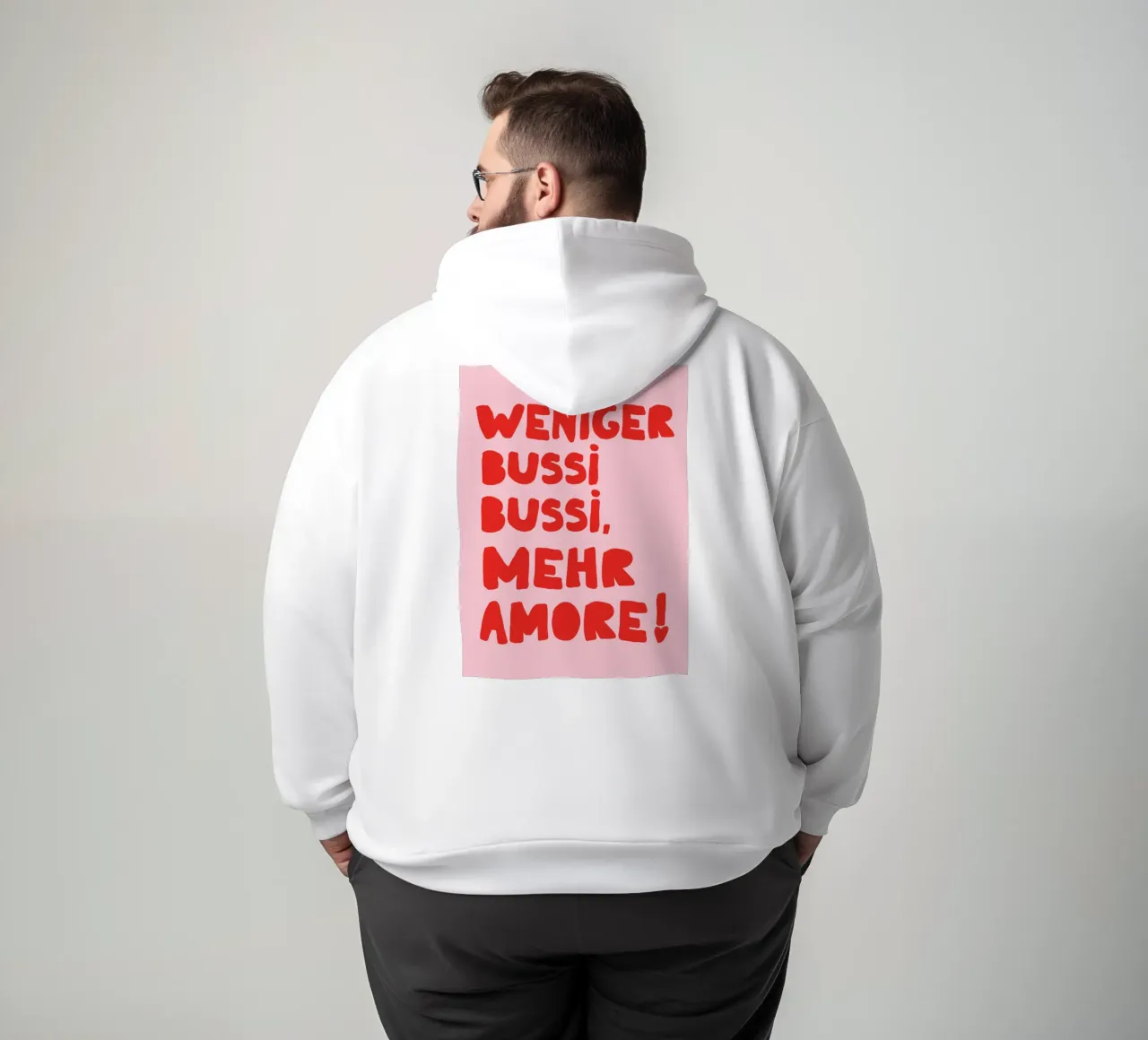 Weniger Bussi, mehr Amore – Typo Poster felpa con cappuccio da QuooodZ by MooodzArt