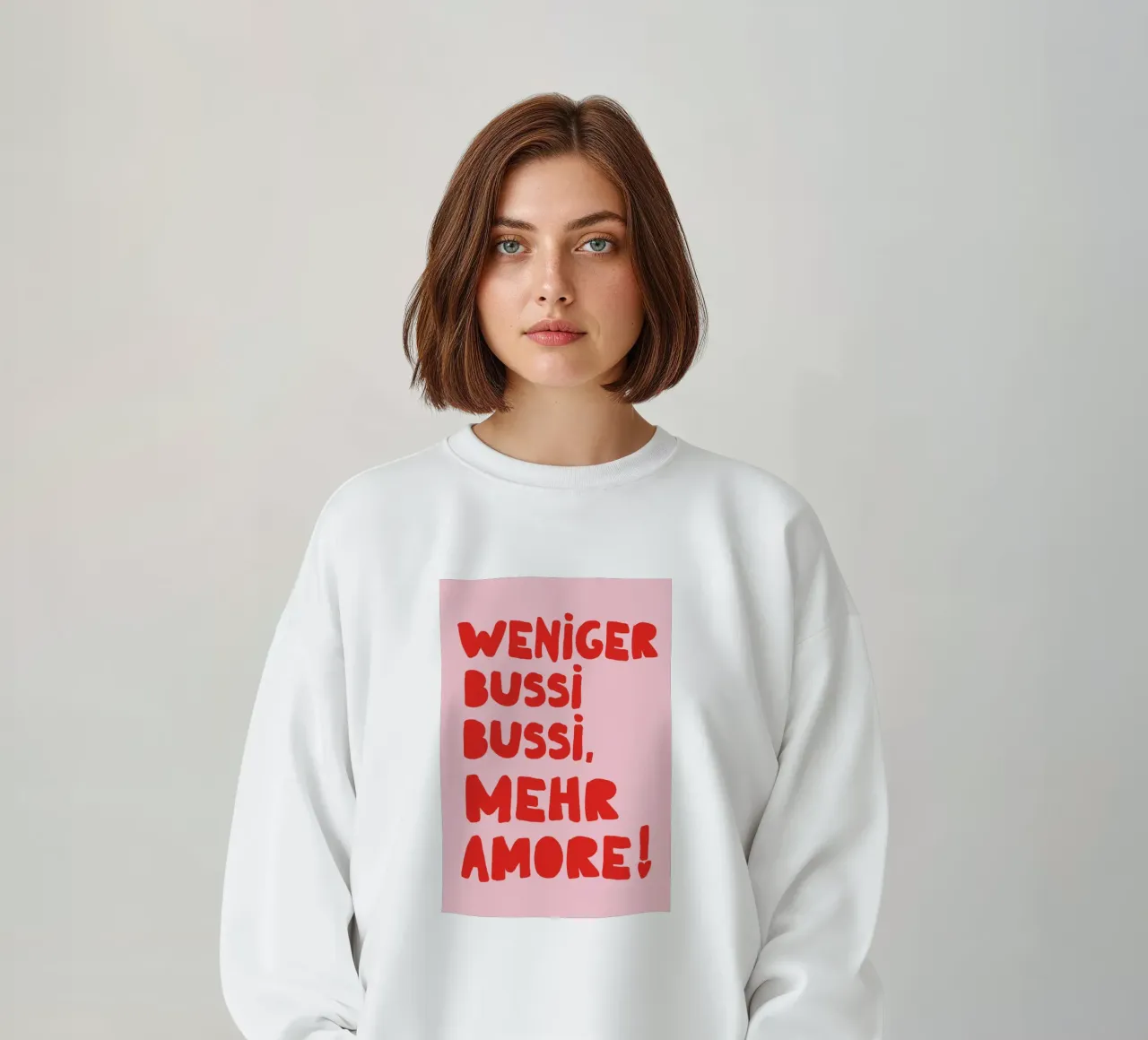 Weniger Bussi, mehr Amore – Typo Poster felpa da QuooodZ by MooodzArt