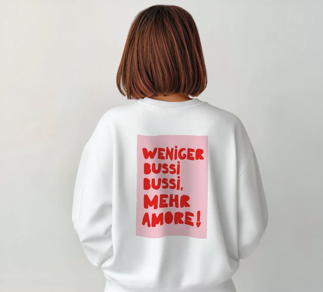 Weniger Bussi, mehr Amore – Typo Poster felpa da QuooodZ by MooodzArt
