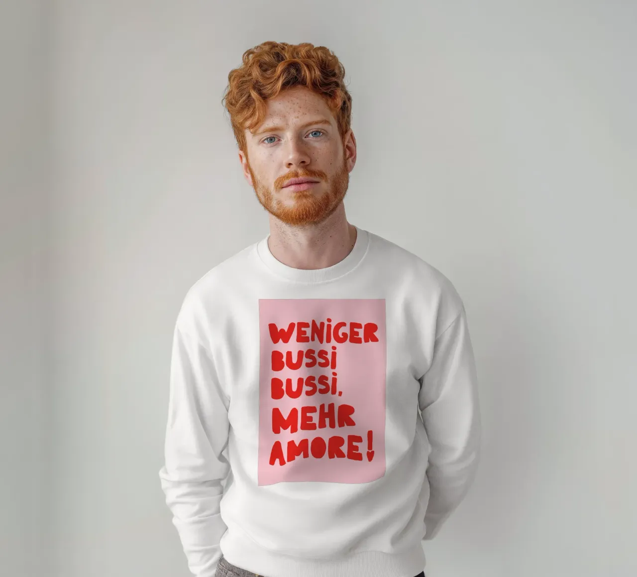 Weniger Bussi, mehr Amore – Typo Poster felpa da QuooodZ by MooodzArt
