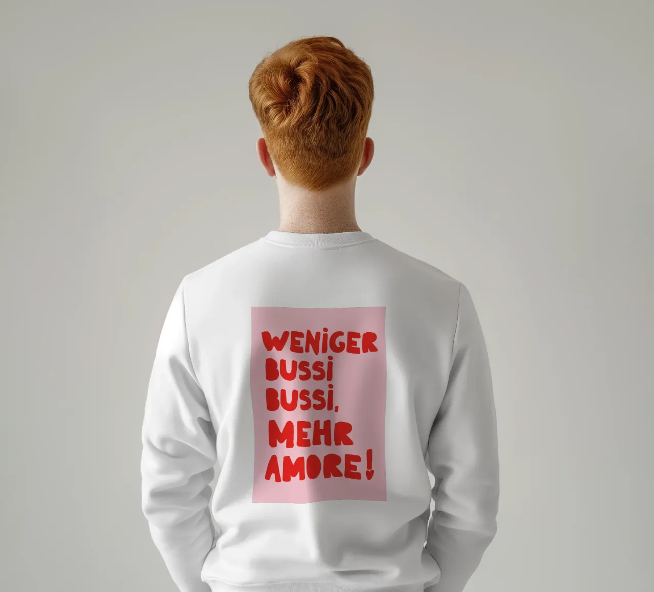 Weniger Bussi, mehr Amore – Typo Poster felpa da QuooodZ by MooodzArt