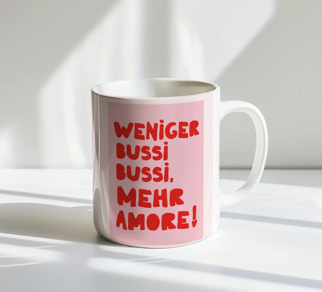 Weniger Bussi, mehr Amore – Typo Poster tazza in ceramica da QuooodZ by MooodzArt
