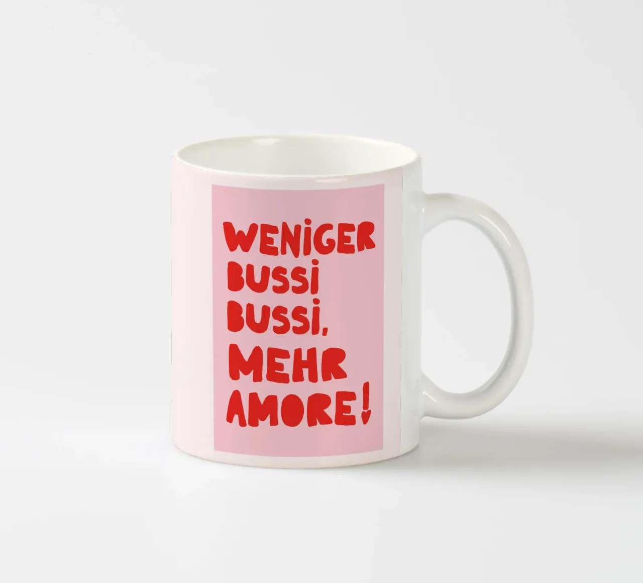 Weniger Bussi, mehr Amore – Typo Poster tazza in ceramica da QuooodZ by MooodzArt