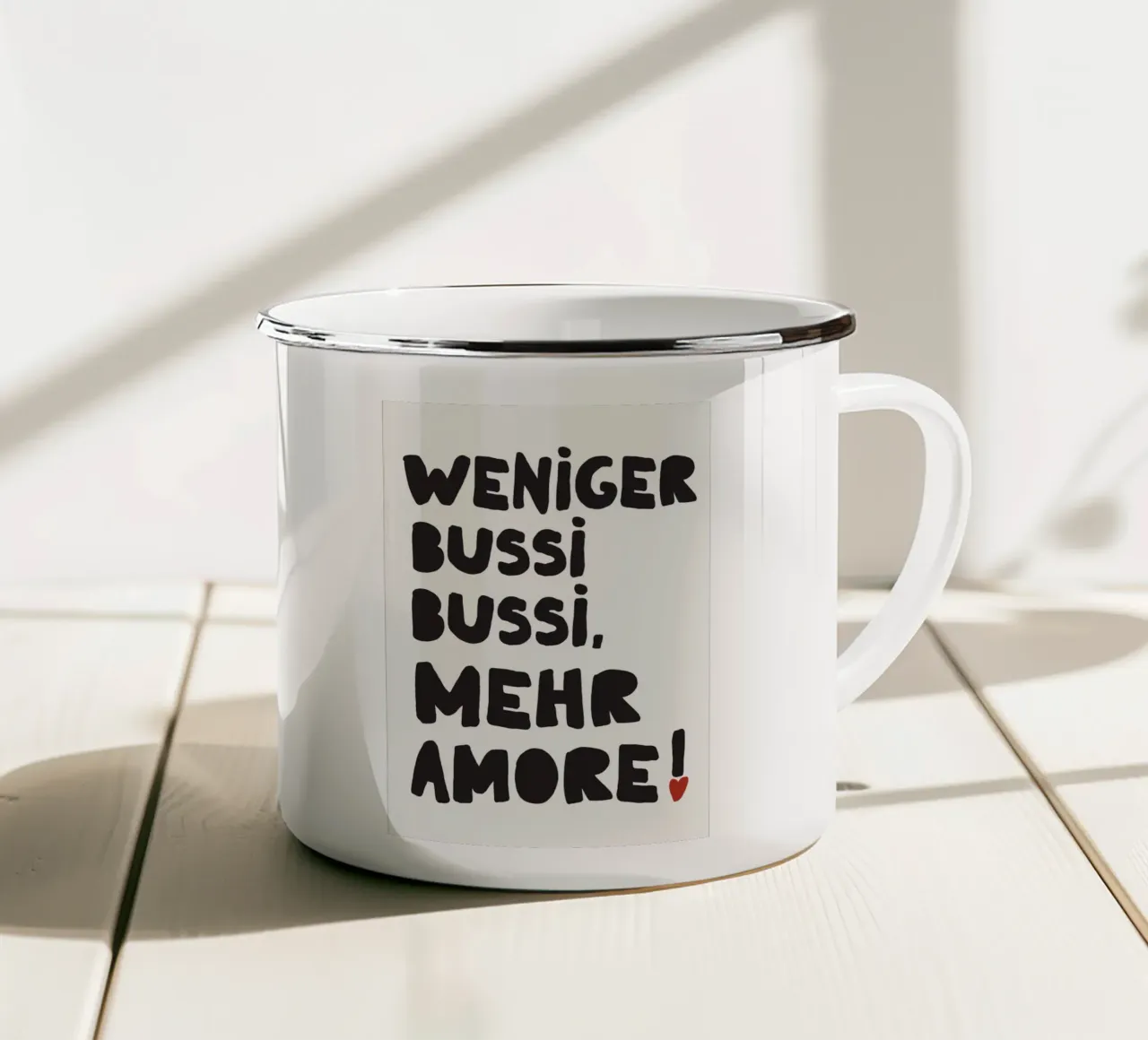 Weniger Bussi, mehr Amore – Bold Typo Poster tazza in smalto da QuooodZ by MooodzArt